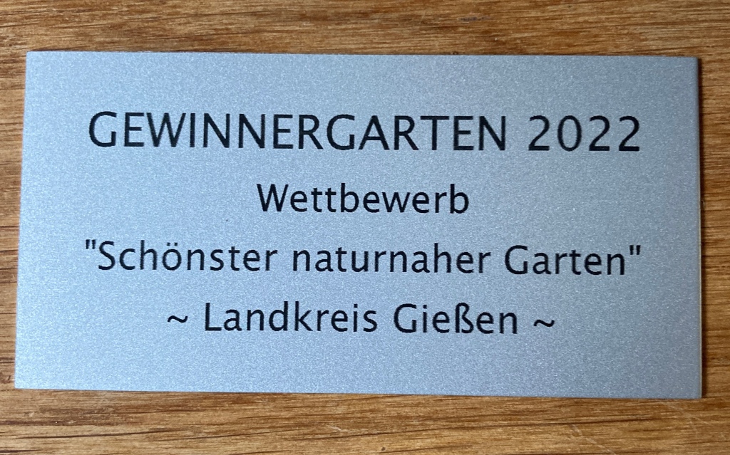 Plakette: Gewinnergarten 2022, Wettbewerb "Schönster naturnaher Garten" - Landkreis Gießen, verliehen durch die Naturschutzbehörde